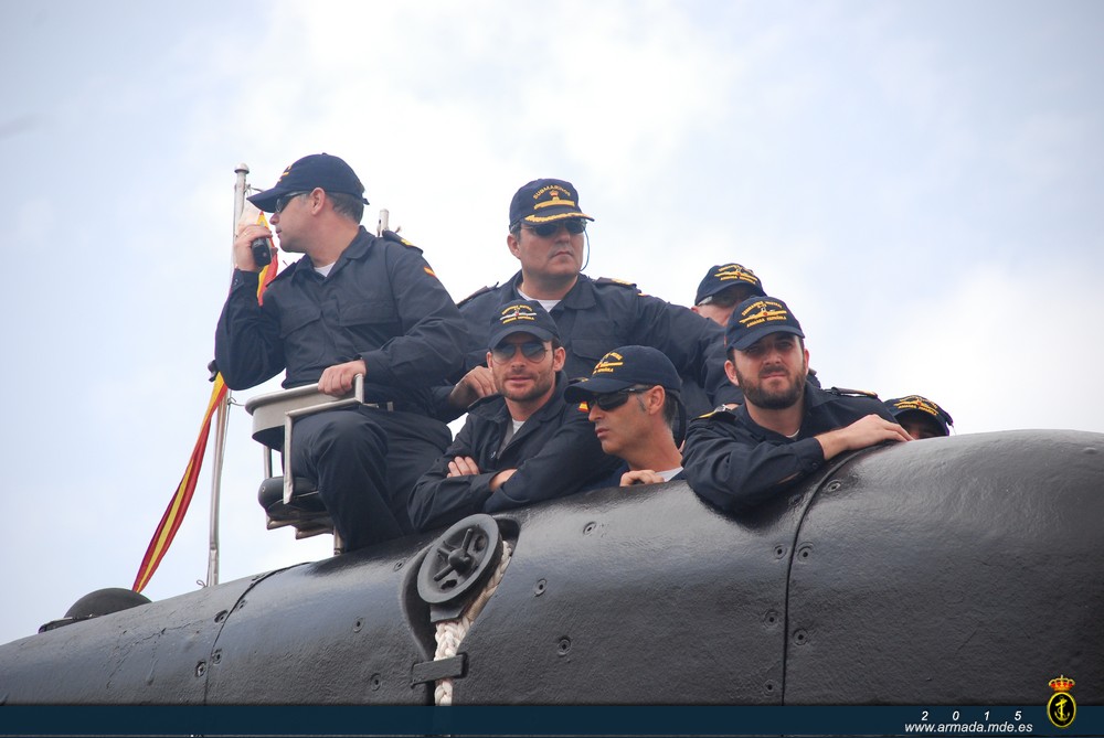 Comandante y oficiales del "Mistral" en la vela a la llegada a Cartagena después de su participación en la operación UNIFIED PROTECTOR